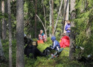 Kelo-projektilaiset nauttimassa lounastauosta